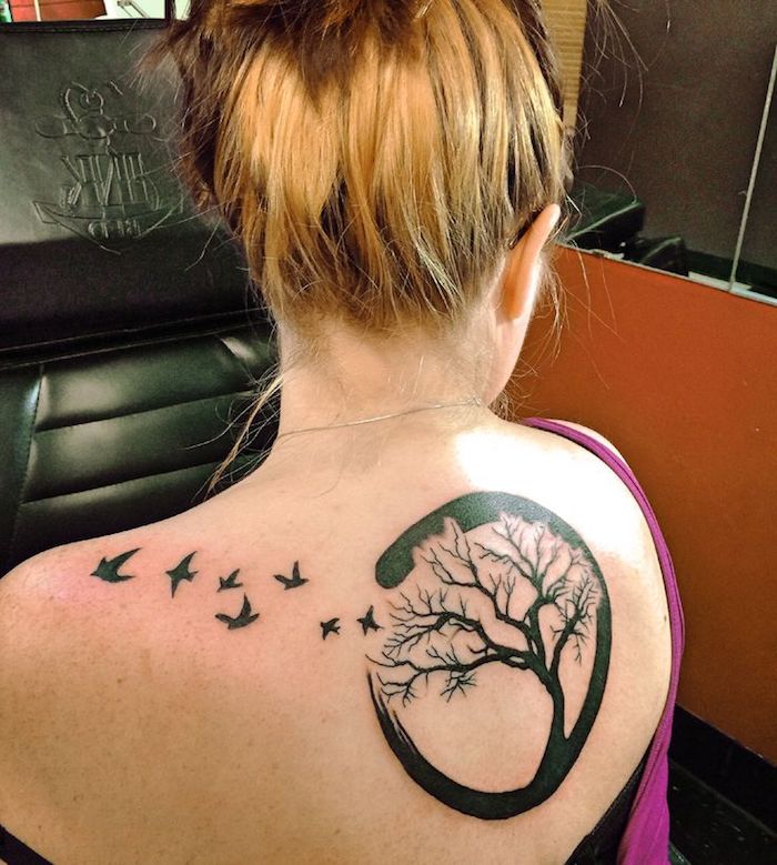 keltisches Tattoo ein Baum in einem Kreis, die Vögel sind freigelassen