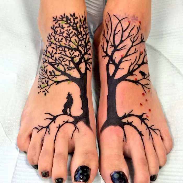 an den beiden Füße ein Baum des Lebens Tattoo aus zwei Teilen in zwei Jahreszeiten
