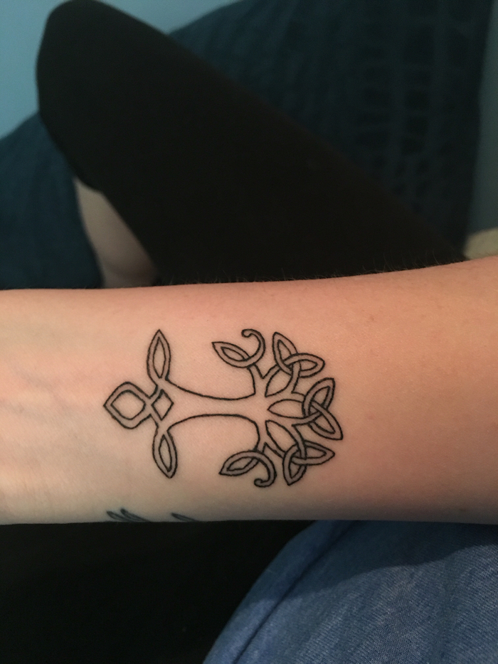 ein stilisierte Baum des Lebens Tattoo am Handgelenk mit geometrischen Formen