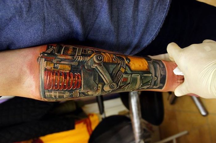 arm tattoo mann, farbige tätowierung am unterarm, tattoos für männer, biomechanik tattoo vorlagen
