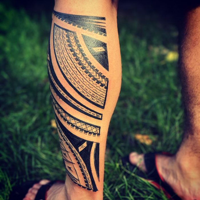 tattoo bedeutung, mann mit samoanischer tätowierung am bein