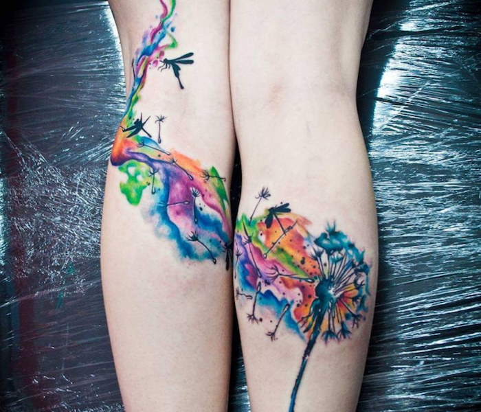großes farbiges pusteblume tattoo an den beinen, wasserfarben tattoo