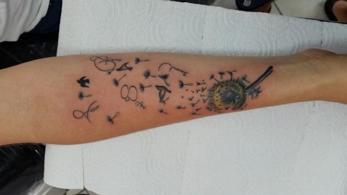 tattoo symbole, tätowierung mit blume und vögeln am bein