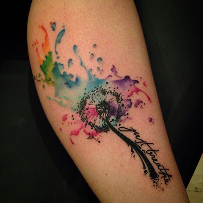tattoo symbole, farbiges watercolor tattoo mit blumen-motiv am bein