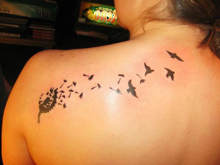 tattoo vogel, schwarze tätowierung mit pusteblume und fliegenden vögeln
