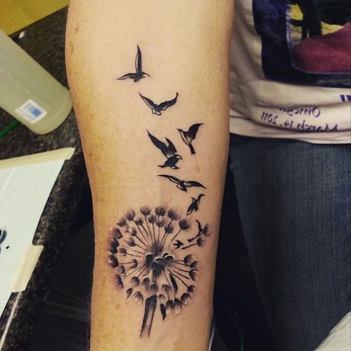 tattoo vogel, täwierung in schwarz und weiß am arm, pusteblume mit vögeln