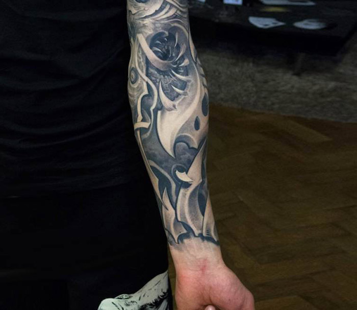 männer tattoos, sleeve tattoo in grau und schwarz, unterarm biomechanik tattoo