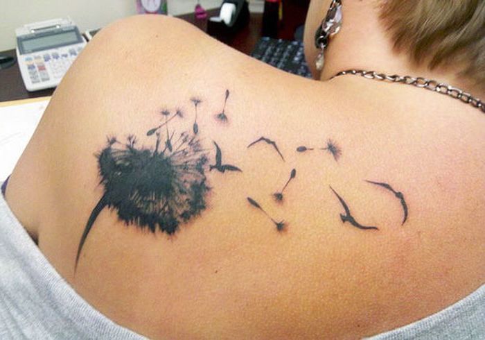 tattoo auf der schulter, frau mit tätowierung mit pusteblumen-motiv