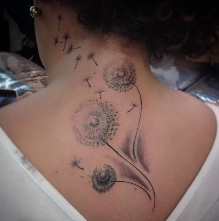 tattoos mit bedeutung, pusteblumen mit fliegenden samen am rücken