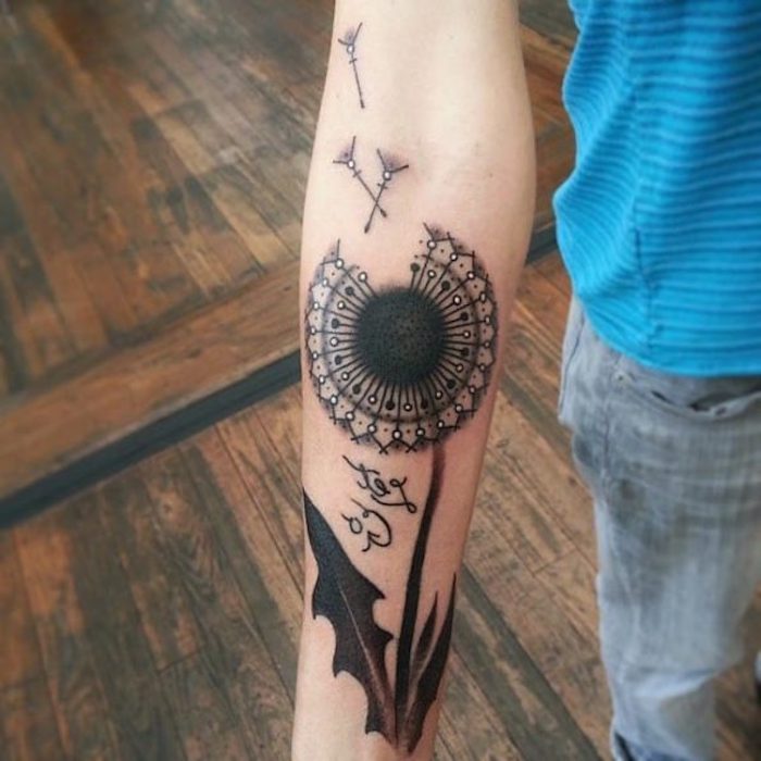 tattoos mit beudeutung, große tätowierung mit pusteblumen-motiv 
