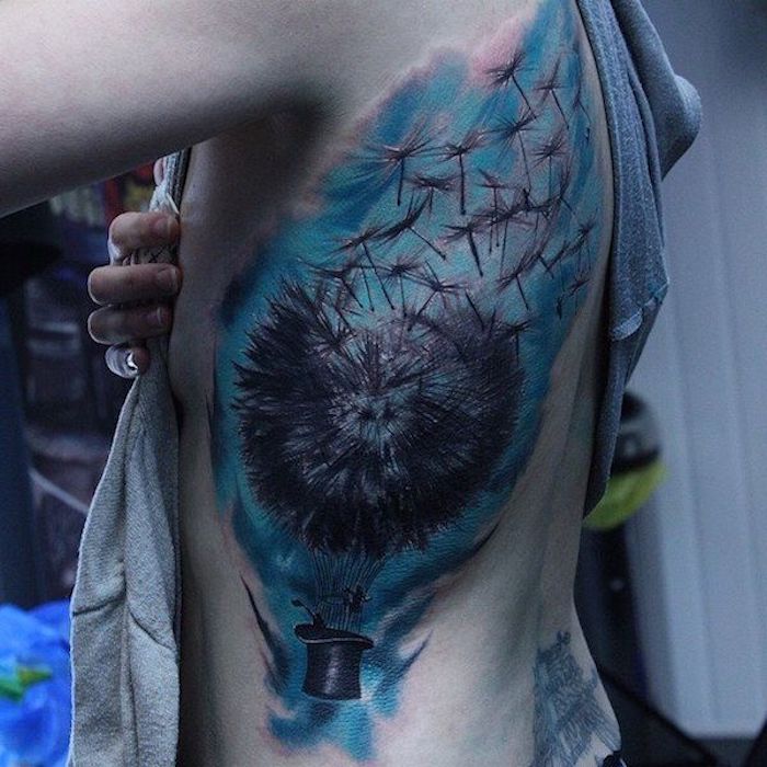 tattoos mit bedeutung, große tätowierung in schwarz und blau an der körperseite