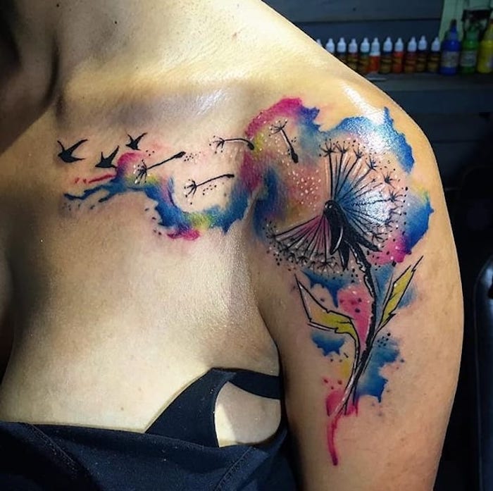 tattoo auf der schulter, frau mit wasserfarben tattoo mit blumen-motiv