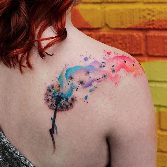 tattoo auf der schulter, frau mit roten haaren und farbiger tätowierung
