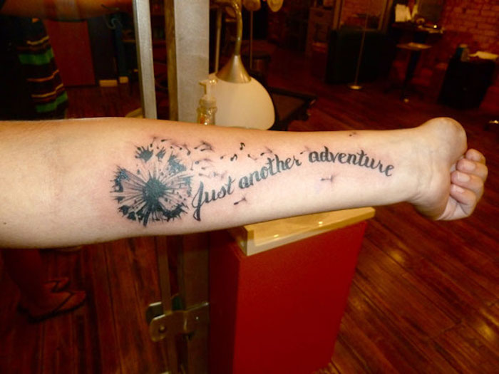 tattoos mit bedeutung, schwarz-graue tätowierung mit pusteblumen-motiv
