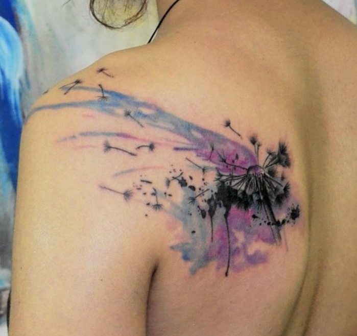 tattoo auf der schulter, wasserfarben tattoo mit pusteblumen-motiv
