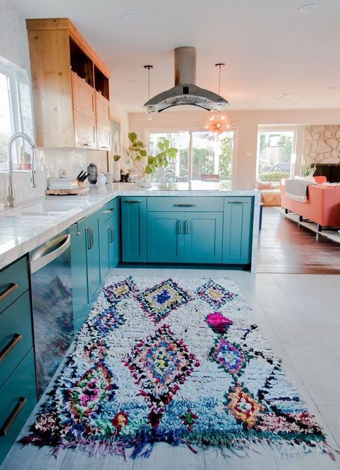 teppich türkis idee buntes design idee blaue möbel küchengestaltung wohnküche 