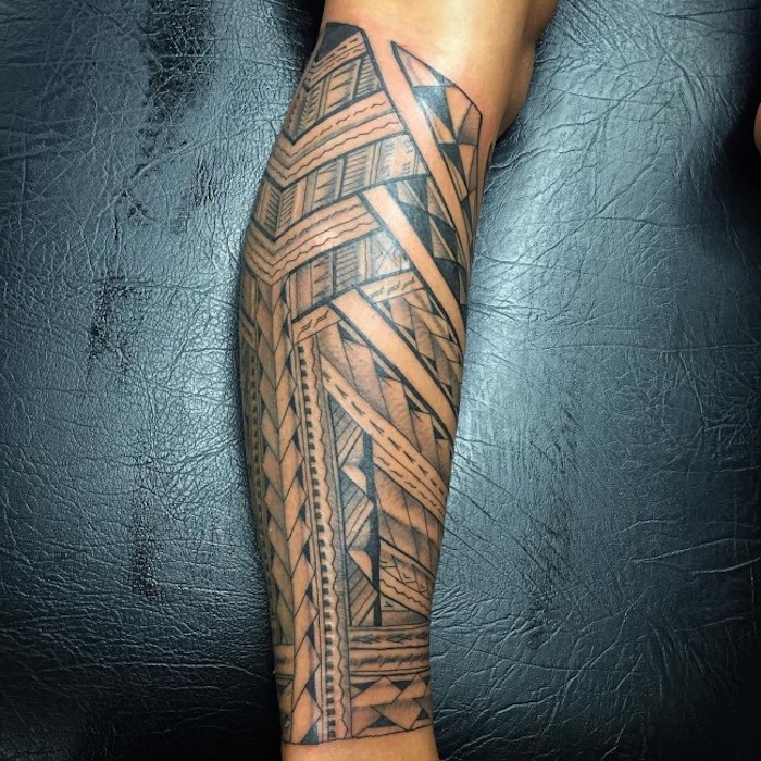tattoo arten, samoanische tätowierung am bein stechen lassen
