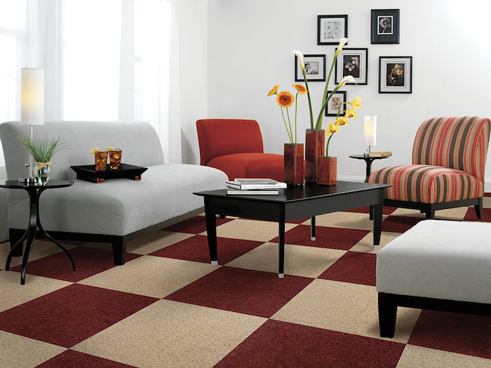 quadratische muster von dem teppich im wohnzimmer tischdeko blumen sofa