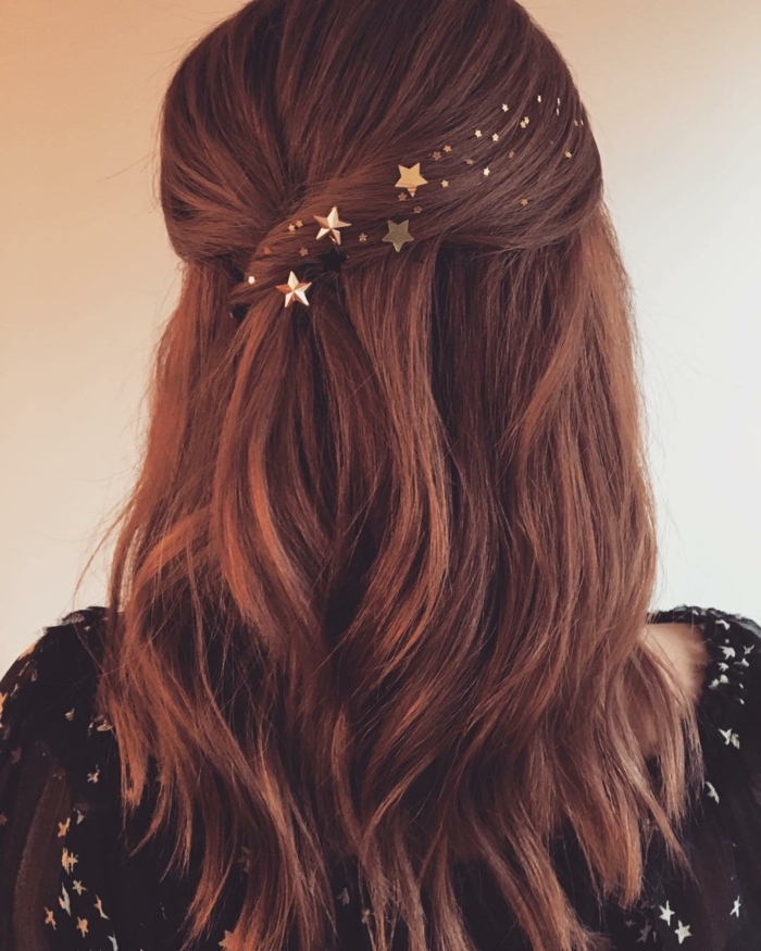 Sanfte Haarfarbe Rot, halboffene Haare mit kleinen goldenen Sternen, mittellanges glattes Haar