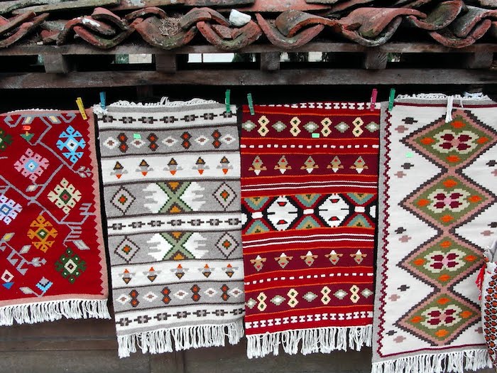 traumteppiche auf dem markt verkaufen teppiche in verschiedenen größen und muster