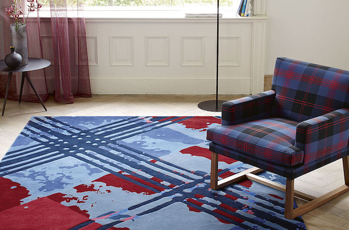 türkis teppich idee blau rotes teppich design vorhänge rot sessel kariiertes design 
