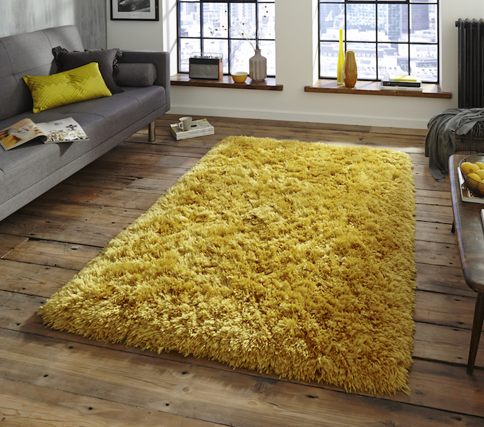 teppich gelb grau interieur design ideen graues sofa bunte kissen fenster magazin