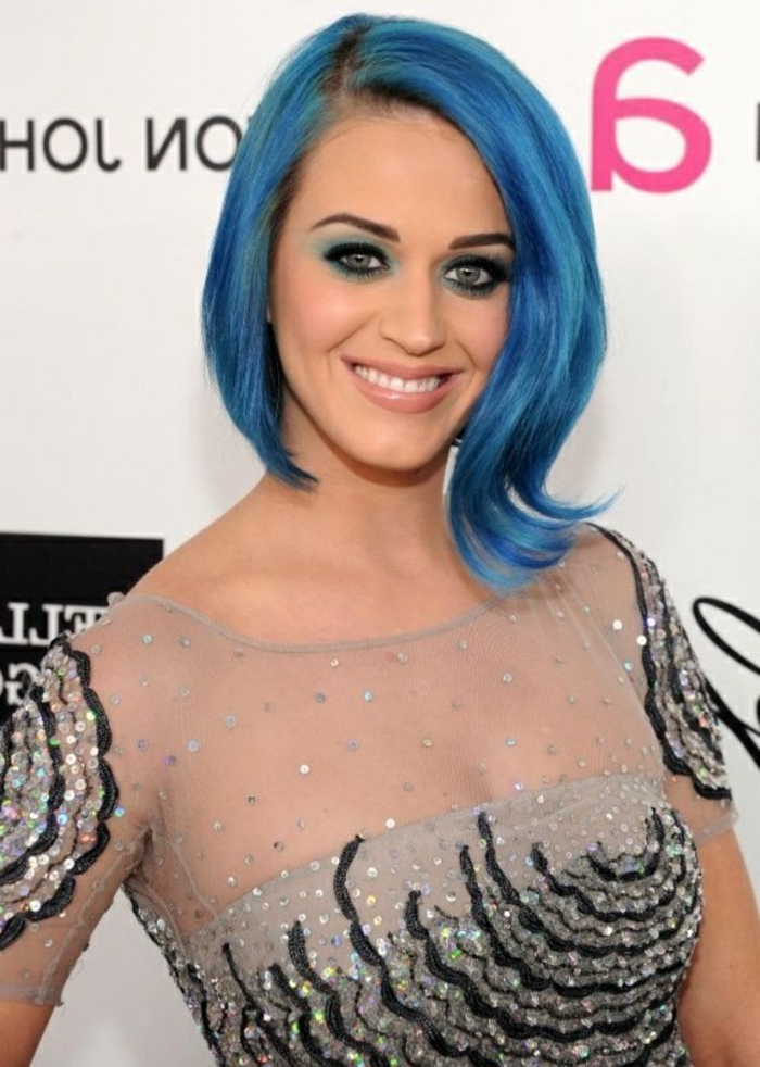 Katy Perry mit blauer Bob-Frisur, matter Lippenstift, blaue Lidschatten, Abendkleid, mit Kristallen dekoriert