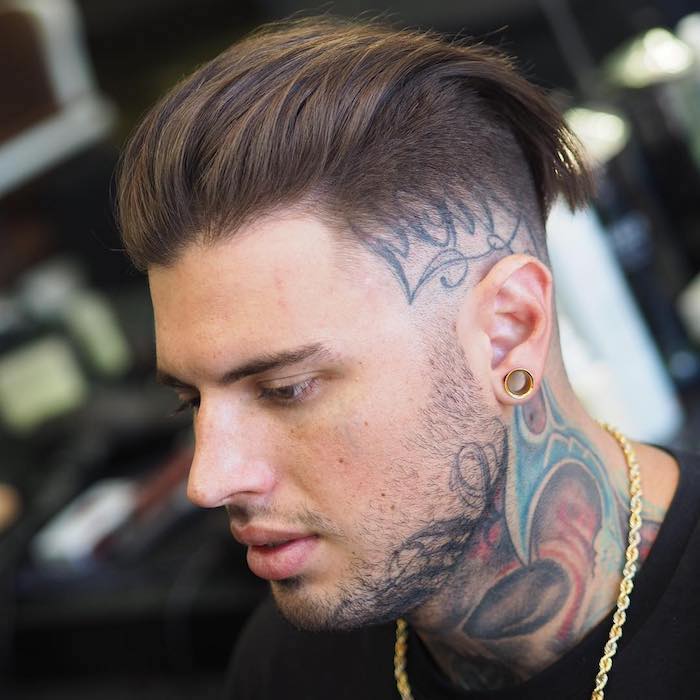 sidecut männer tattoo auf dem kopf unter die haare frisur passend zum tattoo stil