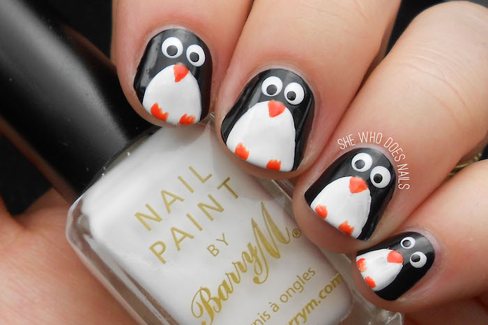 nageldesign weihnachten penguins schwarz weiße maniküre orange pfoten maniküre