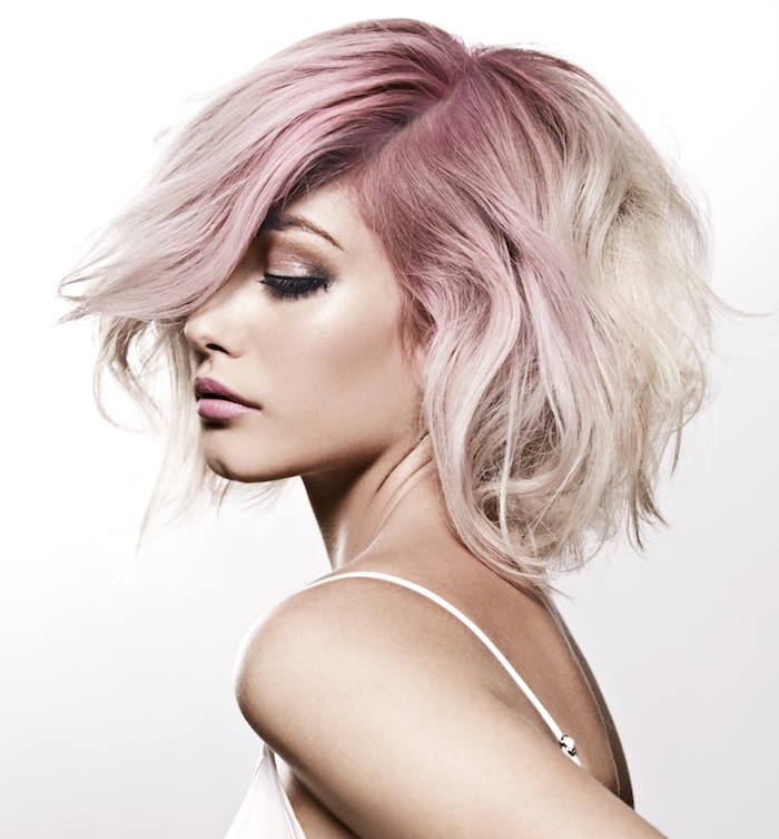 kurze blonde Haare mit pinkem Ansatz, rosa-braune Haut, Top mit Trägern