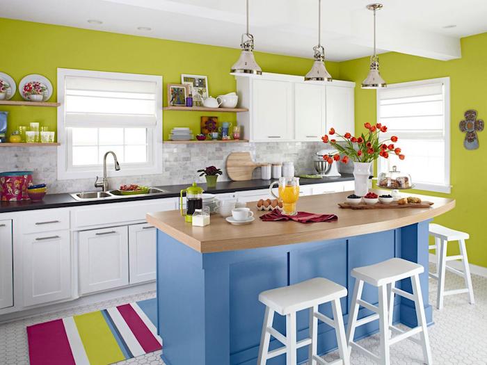eine farbenfrohe offene Küche in Shabby Chic Stil mit drei weiße Hocker