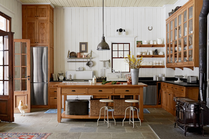 Wohnküchen mit Hocker und hohe Tische, alles aus Holz mit einem Ofen