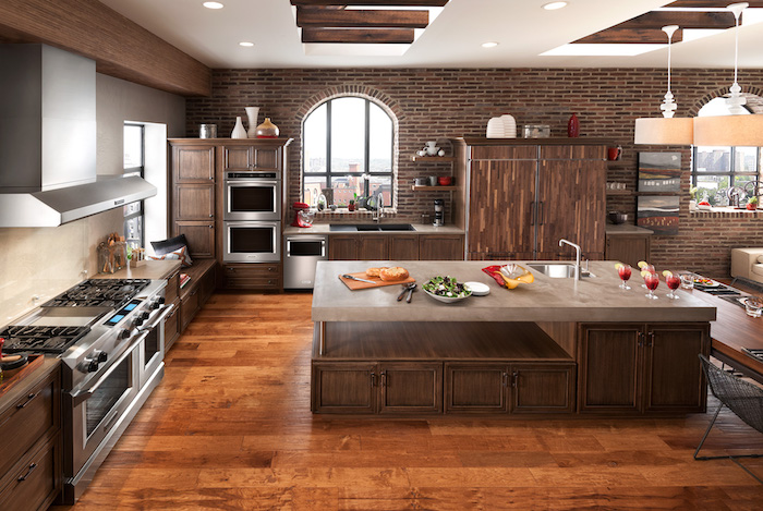 offene Küche mit Wohnzimmer, eine Platte aus Marmor auf der Kochinsel, Möbel aus Holz