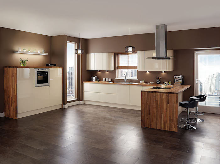 Eine Kombination zwischen Braun, Holz und Weiß mit indirektem Licht - Wohnküchen