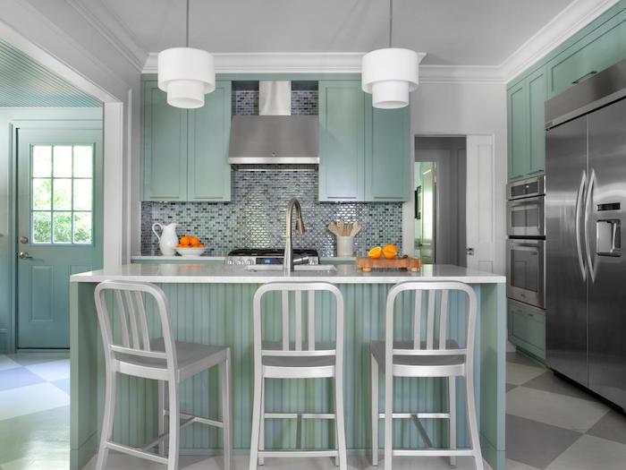 grüne Farbe von der Küche und weiße Stühle und Lampen - Wohnküche Ideen