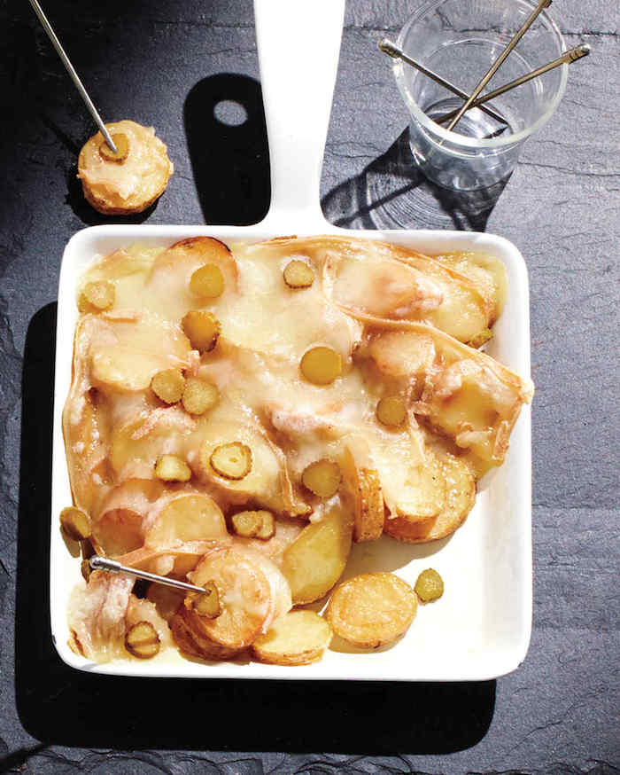 raclette zutaten einfach und schnell zum zubereiten kartoffeln käse und frische gurken
