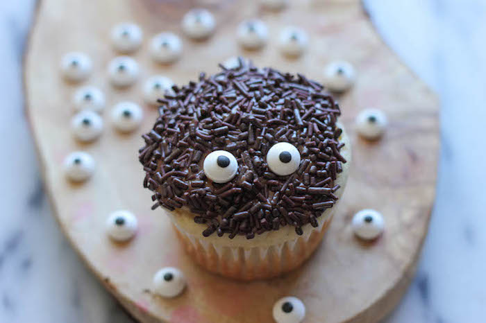 halloween muffins selber machen und dekorieren, cupcake-spinne mit augen aus schokolade