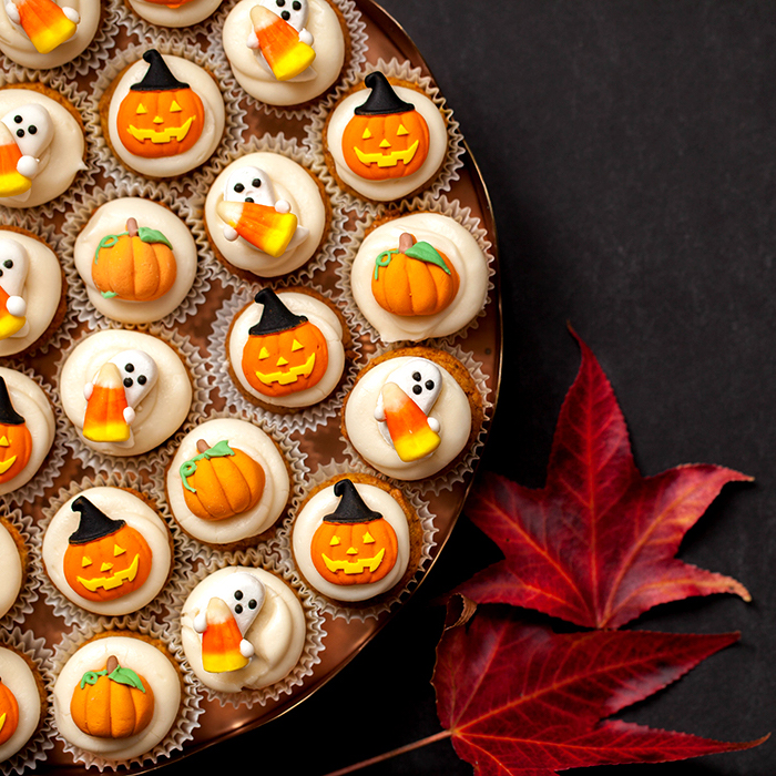 rezepte für halloween, cupcakes mit kürbissen und gespenstern aus fondant