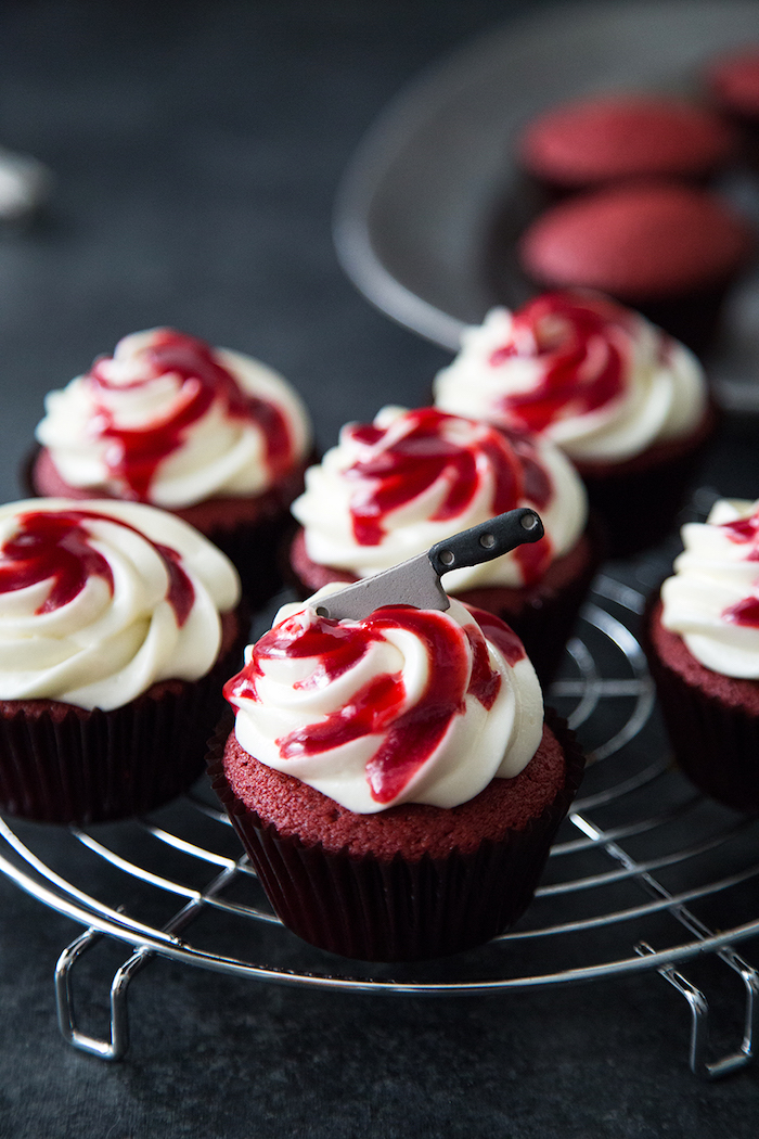 rezepte halloeen, cupcakes roter samt mit weißer sahne und kirschensirup