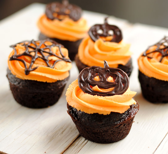 muffins dekorieren mit oranger sahne und schokolade, cupcakes dekoration