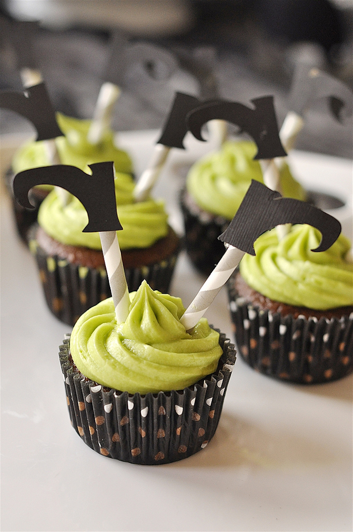 muffins dekorieren, schokolade-cupcakes mit grüner sahne