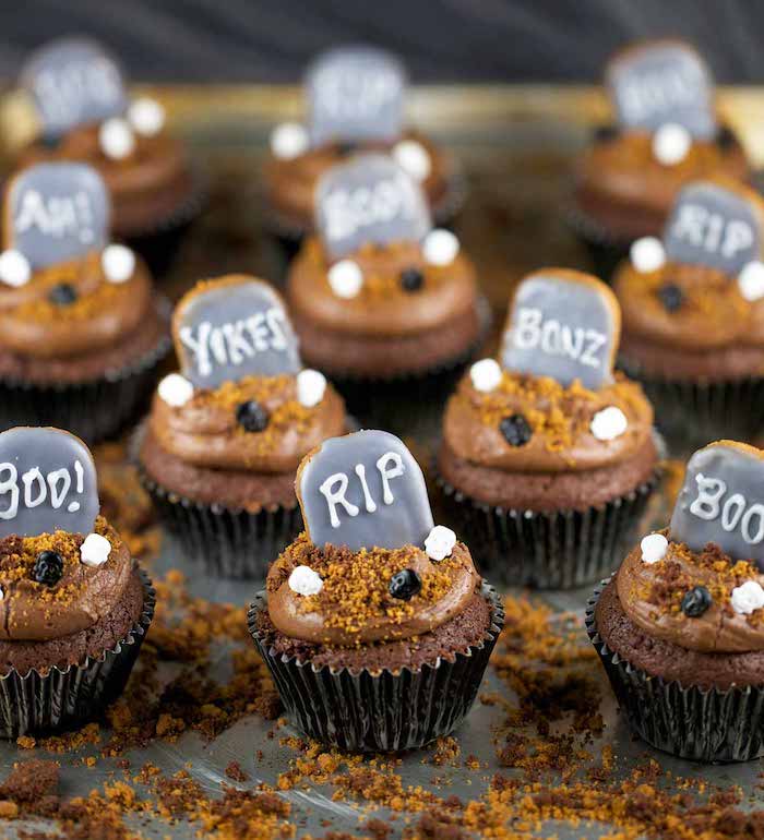 muffins dekorieren mit schkolade und keksen, cupcakes-gräber selber machen