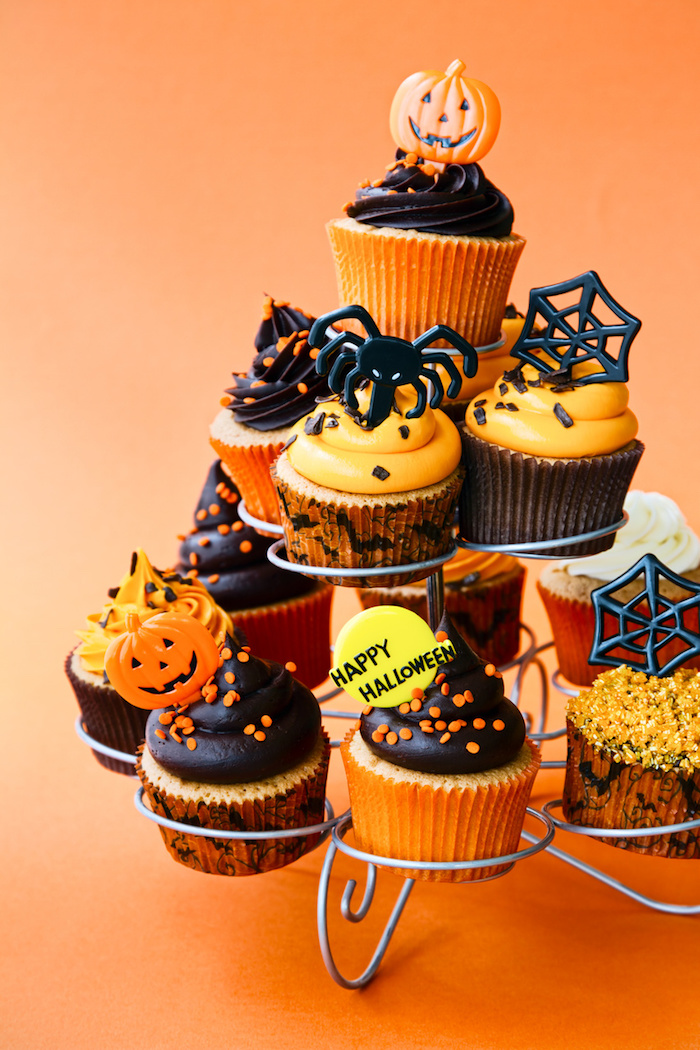 muffins dekorieren für halloween, cupcakes dekoration aus fondant und sahne