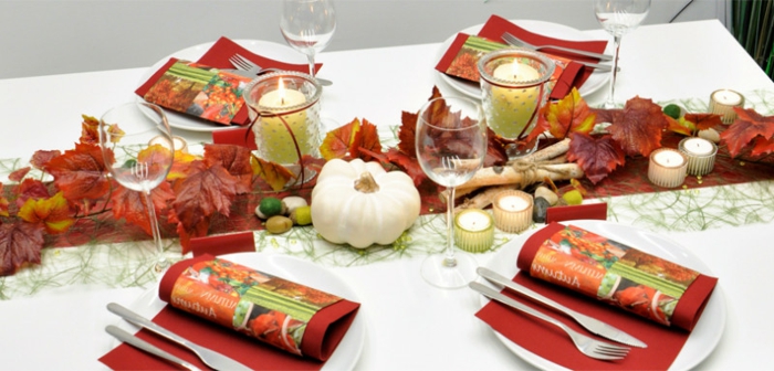 Herbstliche Tischdekoration, Kürbisse und Herbstblätter, herbstliche Nuancen, romantische Atmosphäre
