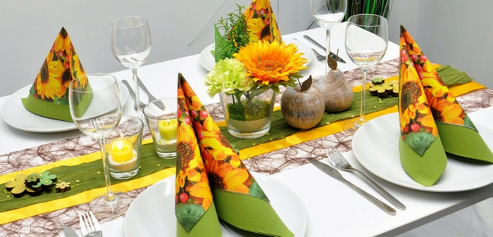 Herbstliche Tischdekoration "Sonnenblumen", natürliche Deko-Elemente, Obst und Blühten aus Holz