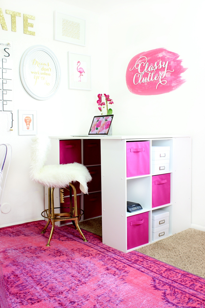 Arbeitszimmer in Pink und Weiß, Stuhl, mit Pelz bedeckt, viele Schubladen, Laptop und Orchidee auf dem Schreibtisch