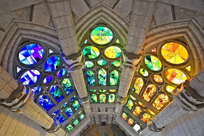barcelona sehenswürdigkeiten, basilica da la sagrada familia, glasmalerei