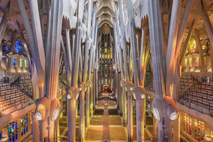 barcelona sehenswürdigkeiten, kirche in spanien, mittelalterliche architektur