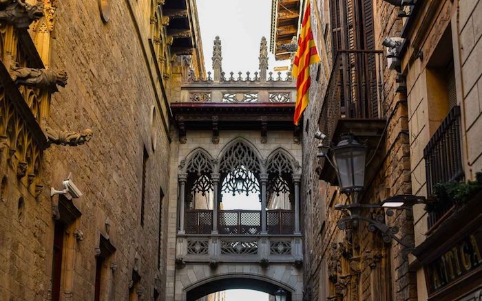 barri gotic sehenswürdigkeiten, gebäude mit mittelalterlicher architektur in spanien
