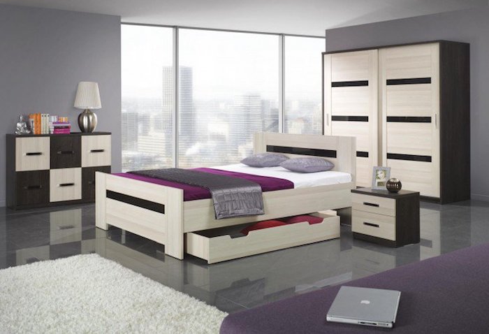 modern eingerichtetes Schlafzimmer in lila Farben, massive Holzmöbel mit elegantem Design